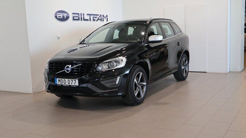 Svart (svart metallic) Begagnad 2015 Volvo XC60 R-Design Momentum SUV | 199 900 kr (Marknadspris) - Bild 1/4
