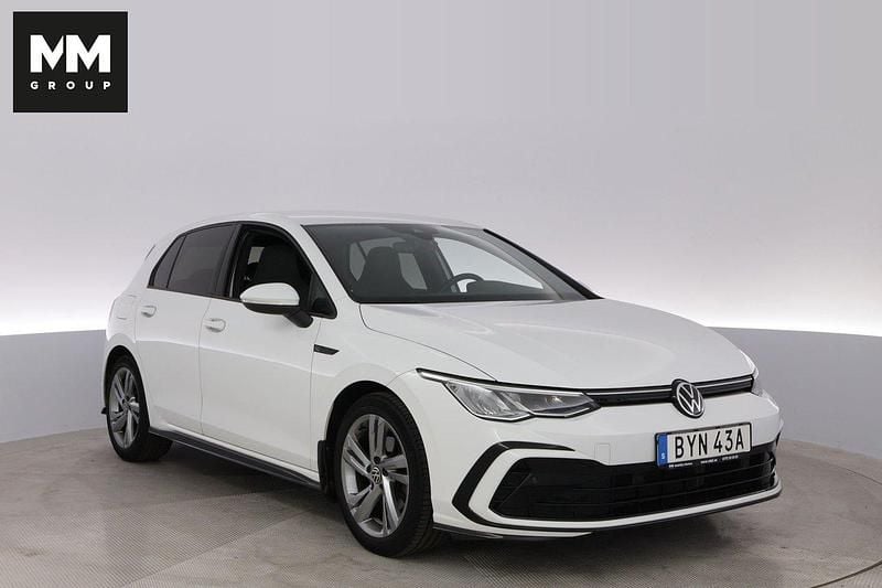 Vit Begagnad 2021 VW Golf VIII R-line Halvkombi | 208 000 kr (Marknadspris) - Bild 1/4