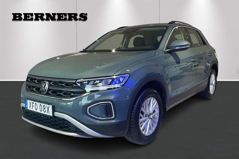 Mörkblå (blå) Begagnad 2022 VW T-Roc Life SUV | 219 900 kr (Marknadspris) - Bild 1/4