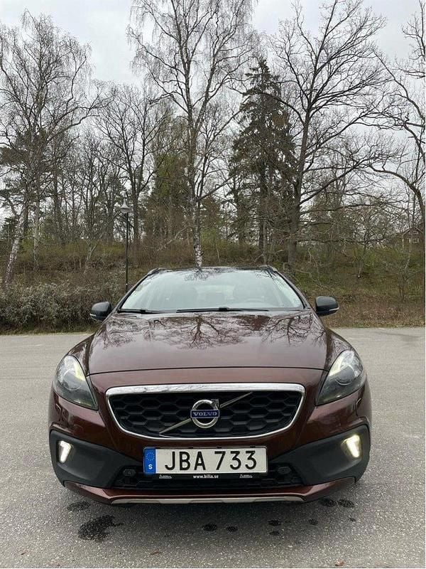 Brun Begagnad 2016 Volvo V40 CC Momentum Kombi | 139 500 kr (Marknadspris) - Bild 1/4