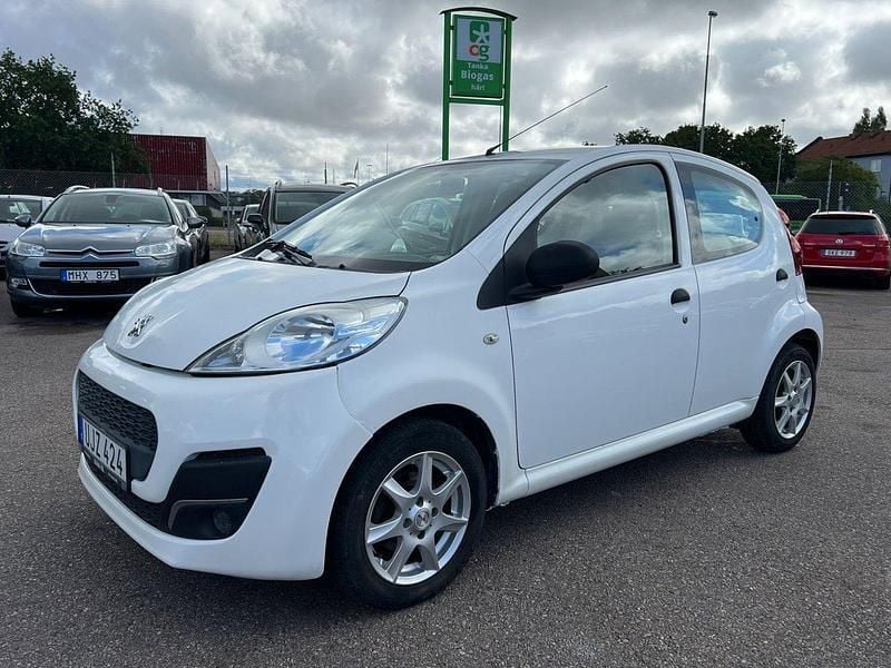 Vit Begagnad 2012 Peugeot 107 Halvkombi | 42 900 kr (Marknadspris) - Bild 1/4