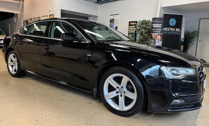 Svart Begagnad 2016 Audi A5 Sportback Sport Halvkombi | 139 900 kr (Marknadspris) - Bild 1/4