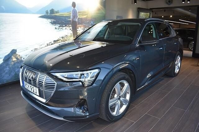 Grå Begagnad 2022 Audi e-tron Proline SUV | 469 000 kr (Dyr) - Bild 1/4