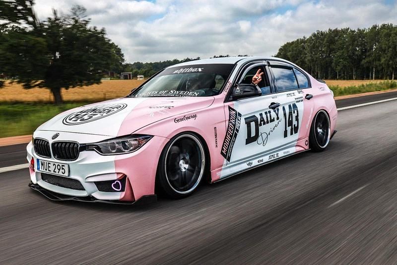 Svart Begagnad 2012 BMW 320 M Sport Sedan | 100 000 kr (Dyr) - Bild 1/4