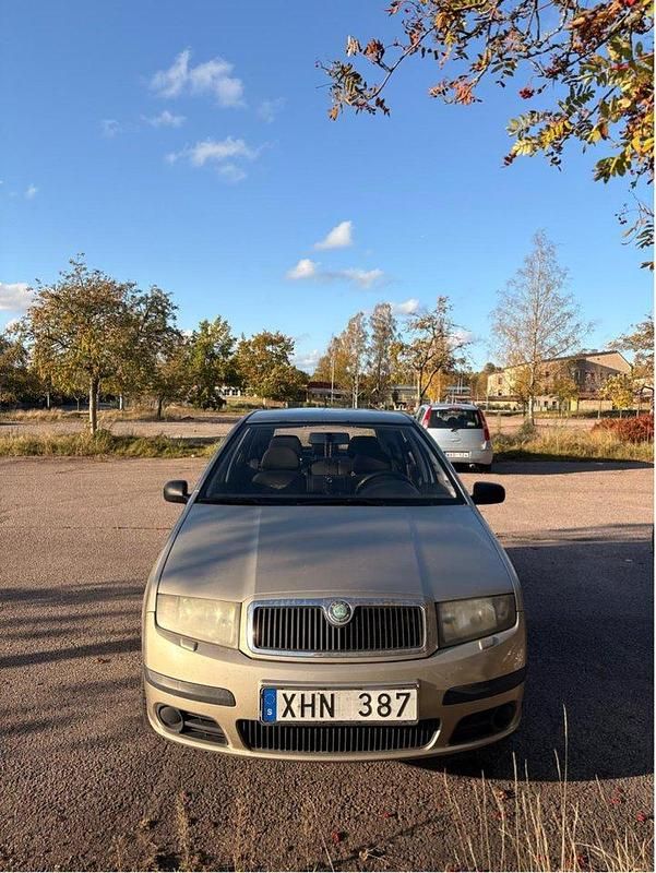 Brun Begagnad 2006 Skoda Fabia Halvkombi | 22 900 kr (Marknadspris) - Bild 1/4