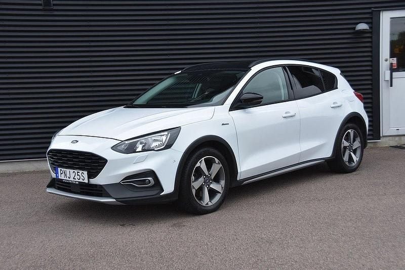 Vit Begagnad 2019 Ford Focus Active Halvkombi | 174 900 kr (Marknadspris) - Bild 1/4