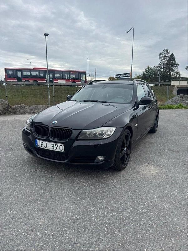 Svart Begagnad 2009 BMW 318 Comfort Edition Kombi | 59 900 kr (Marknadspris) - Bild 1/4