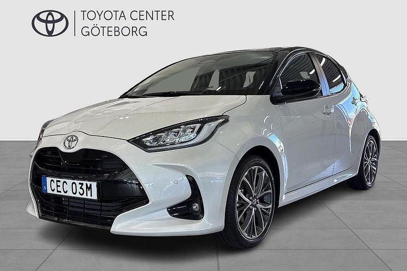 Vit Ny 2025 Toyota Yaris Hybrid Style Halvkombi | 309 900 kr (Marknadspris) - Bild 1/3