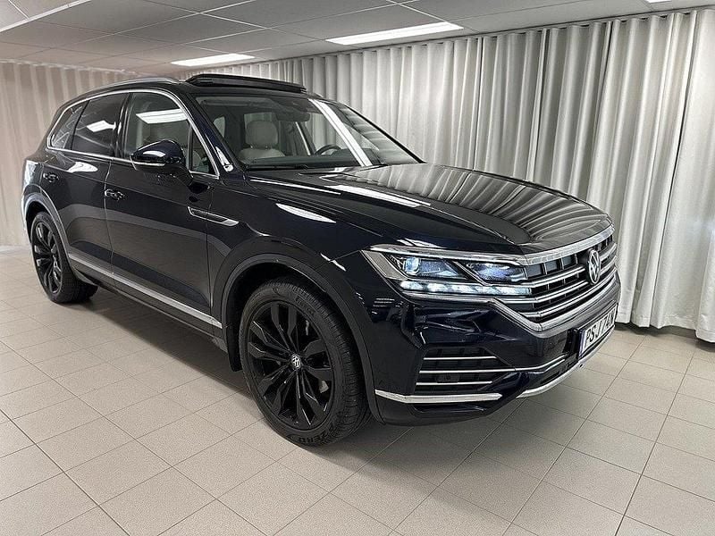 Mörkblå (moonlight blue pearl) Begagnad 2021 VW Touareg Elegance SUV | 509 000 kr (Marknadspris) - Bild 1/4