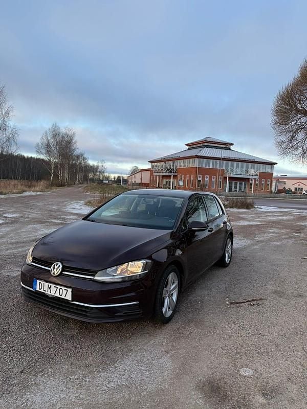 Begagnad 2018 VW Golf VII Halvkombi | 114 800 kr (Bra pris) - Bild 1/4