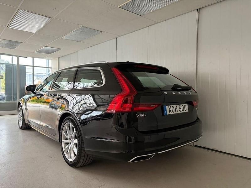 Begagnad Volvo V90 Momentum 392 HK (288 kW) 2020 Svart Kombi