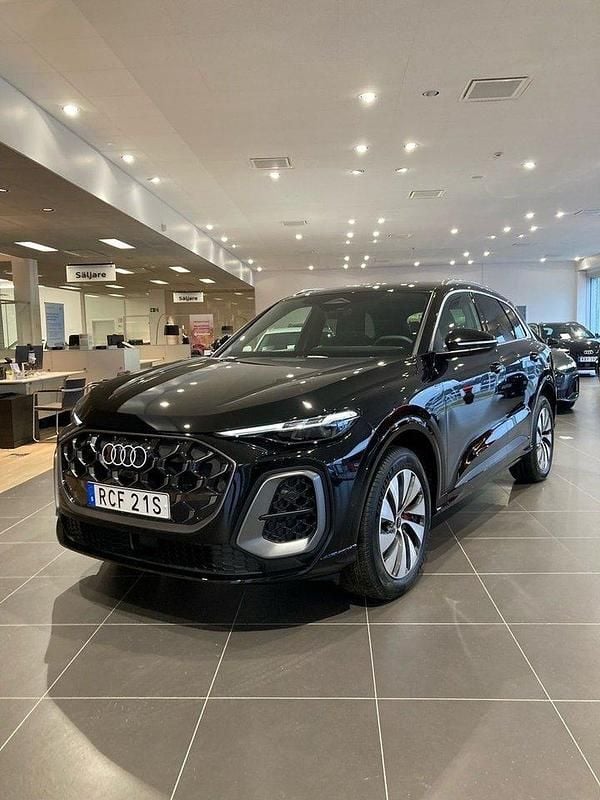 Svart Ny 2025 Audi Q5 SUV | 759 900 kr (Dyr) - Bild 1/4