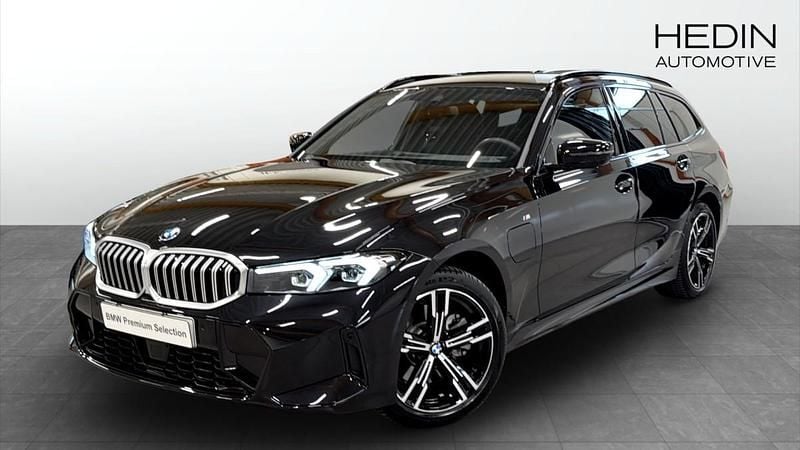 Svart (black) Begagnad 2025 BMW 330e M Sport Kombi | 518 700 kr (Marknadspris) - Bild 1/4