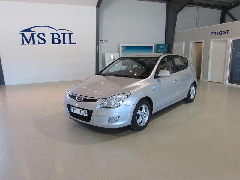 Silver Begagnad 2007 Hyundai i30 Halvkombi | 34 999 kr (Marknadspris) - Bild 1/4