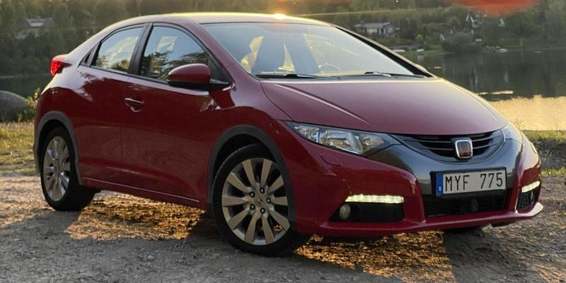 Röd Begagnad 2012 Honda Civic Sport Halvkombi | 87 000 kr (Marknadspris) - Bild 1/4