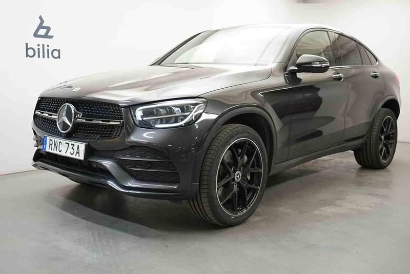 Grå Begagnad 2023 Mercedes GLC300e Sportkupé | 529 900 kr - Bild 1/1