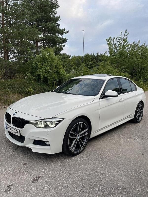 Vit Begagnad 2018 BMW 330 M Sport Sedan | 293 000 kr (Marknadspris) - Bild 1/4