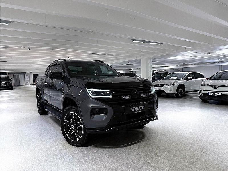 Grå Begagnad 2023 VW Amarok Aventura Pickup | 799 900 kr - Bild 1/4
