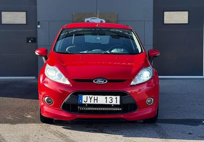 Begagnad Ford Fiesta 82 HK (60 kW) 2009 Röd Halvkombi