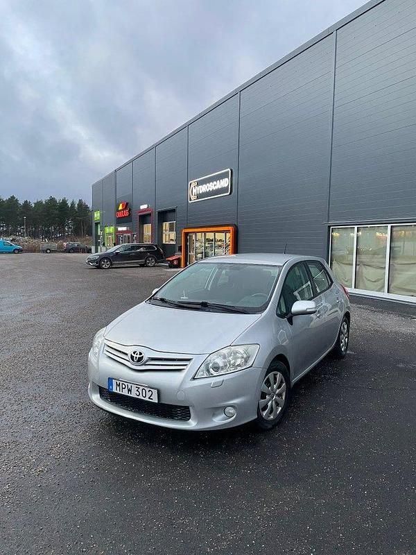 Begagnad Toyota Auris Plus 90 HK (66 kW) 2010 Silver Halvkombi