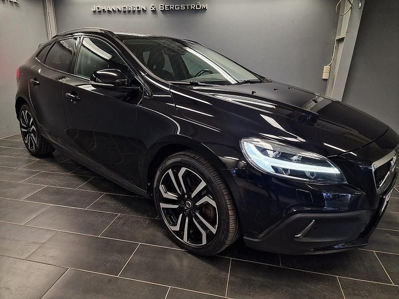 Svart Begagnad 2017 Volvo V40 Summum Halvkombi | 149 900 kr (Marknadspris) - Bild 1/4