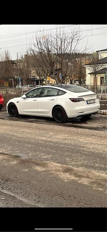 Vit Begagnad 2022 Tesla Model 3 Performance Sedan | 330 000 kr (Bra pris) - Bild 1/1