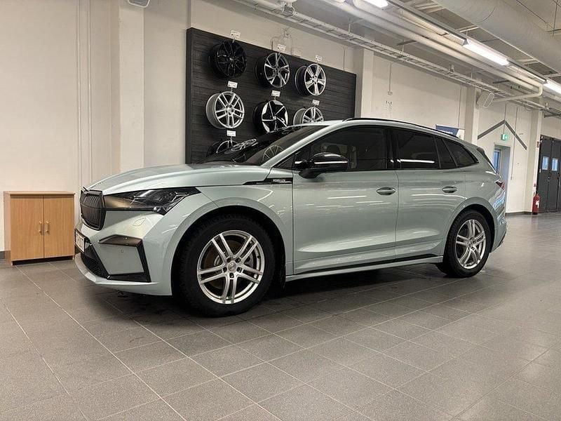 Silver Begagnad 2023 Skoda Enyaq iV SportLine SUV | 448 800 kr (Marknadspris) - Bild 1/4
