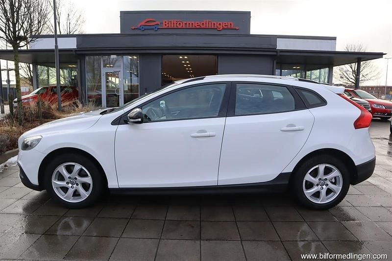 Begagnad Volvo V40 CC Momentum 150 HK (110 kW) 2014 Vit Kombi