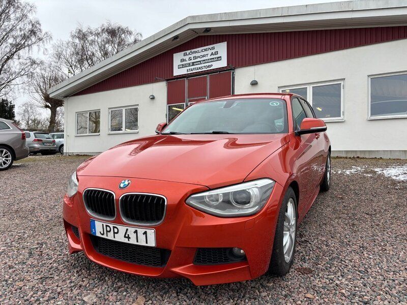 Orange Begagnad 2014 BMW 118 M Sport Halvkombi | 149 000 kr (Lite dyr) - Bild 1/4