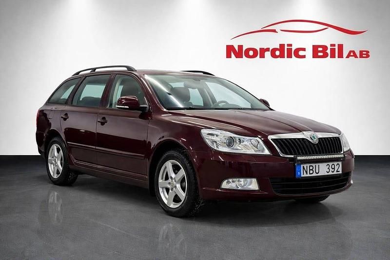 Röd Begagnad 2013 Skoda Octavia Elegance Kombi | 49 900 kr (Marknadspris) - Bild 1/4