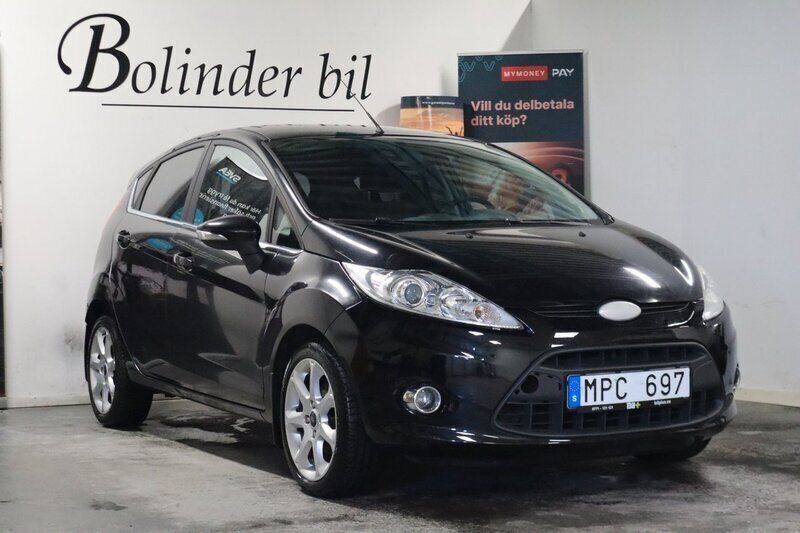 Svart Begagnad 2010 Ford Fiesta Titanium Halvkombi | 58 900 kr (Marknadspris) - Bild 1/4