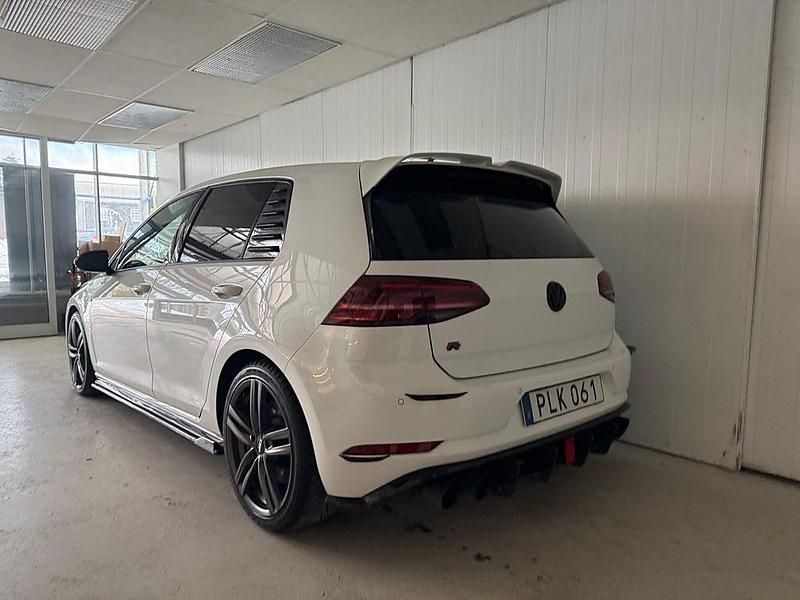 Begagnad VW Golf VII Design 310 HK (228 kW) 2017 Vit Halvkombi