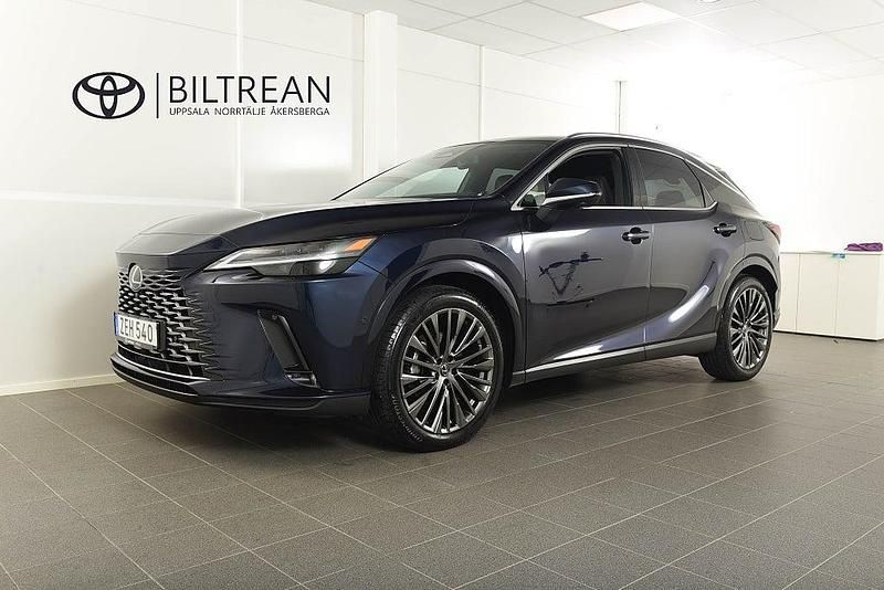 Mörkblå Begagnad 2023 Lexus RX450h+ Luxury Line SUV | 739 900 kr - Bild 1/4