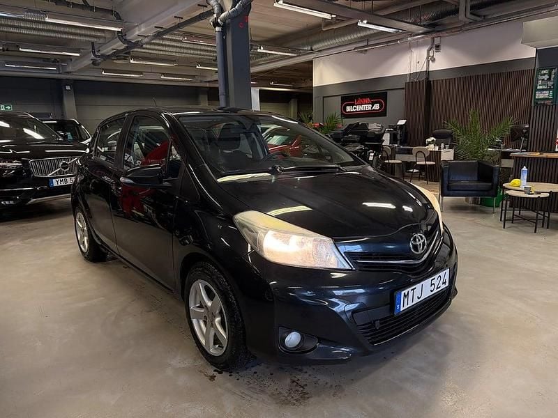 Begagnad Toyota Yaris Active 99 HK (72 kW) 2012 Svart Halvkombi