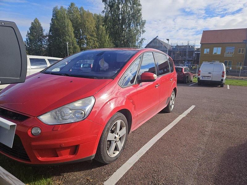 Röd Begagnad 2010 Ford S-MAX S Minibuss | 38 000 kr (Dyr) - Bild 1/4