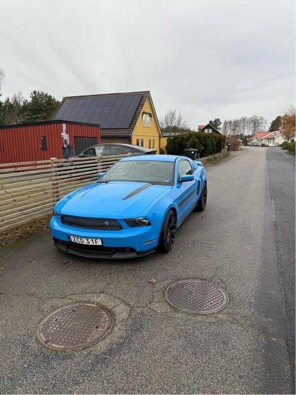 Blå Begagnad 2011 Ford Mustang GT Sportkupé | 200 000 kr (Superpris) - Bild 1/4