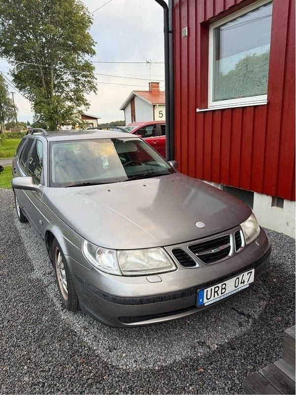 Grå Begagnad 2004 Saab 9-5 Linear Kombi | 18 299 kr (Marknadspris) - Bild 1/4