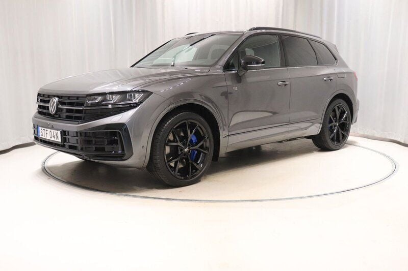 Grå Begagnad 2025 VW Touareg R SUV | 899 900 kr (Marknadspris) - Bild 1/4