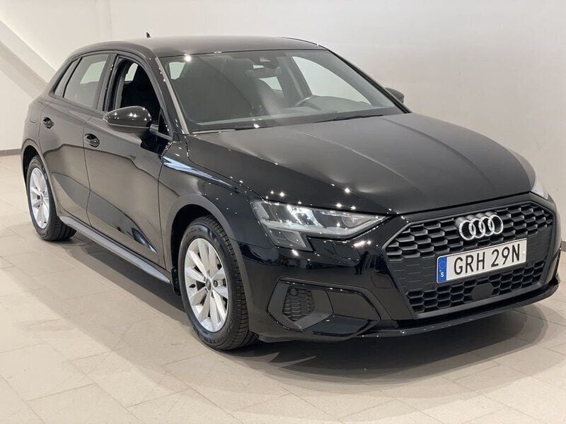 Svart (brilliantsvart) Begagnad 2023 Audi A3 Sportback Proline Halvkombi | 229 000 kr (Bra pris) - Bild 1/4