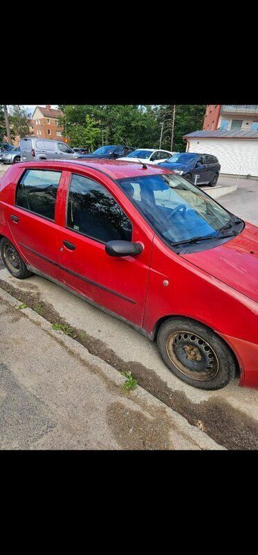 Röd Begagnad 2002 Fiat Punto Halvkombi | 6 000 kr - Bild 1/3