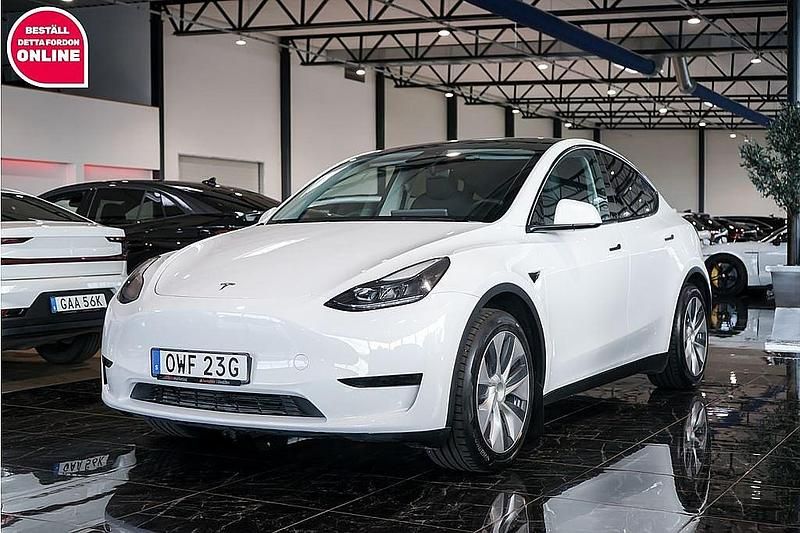 Vit Begagnad 2022 Tesla Model Y Standard Range SUV | 369 500 kr (Marknadspris) - Bild 1/4