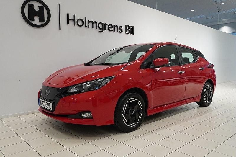 Röd Begagnad 2022 Nissan Leaf Acenta Halvkombi | 169 900 kr (Bra pris) - Bild 1/4