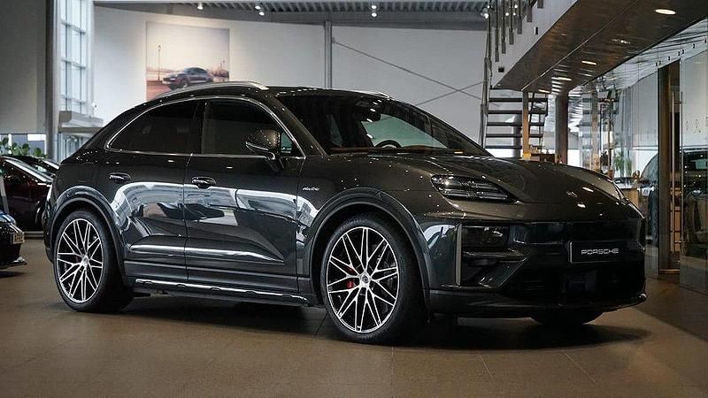 Grå Begagnad 2025 Porsche Macan Turbo Performance Package SUV | 1 195 000 kr - Bild 1/4