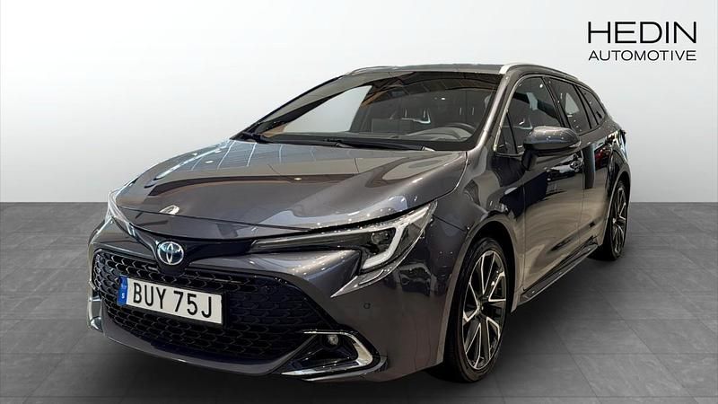 Mörkgrå (grey) Begagnad 2023 Toyota Corolla Hybrid Kombi | 319 900 kr (Dyr) - Bild 1/4