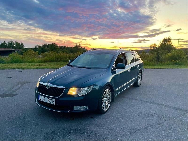 Blå Begagnad 2012 Skoda Superb Elegance Kombi | 39 900 kr (Marknadspris) - Bild 1/4