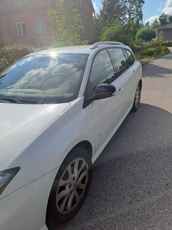 Vit Begagnad 2010 Renault Laguna GrandTour Kombi | 37 000 kr (Bra pris) - Bild 1/2
