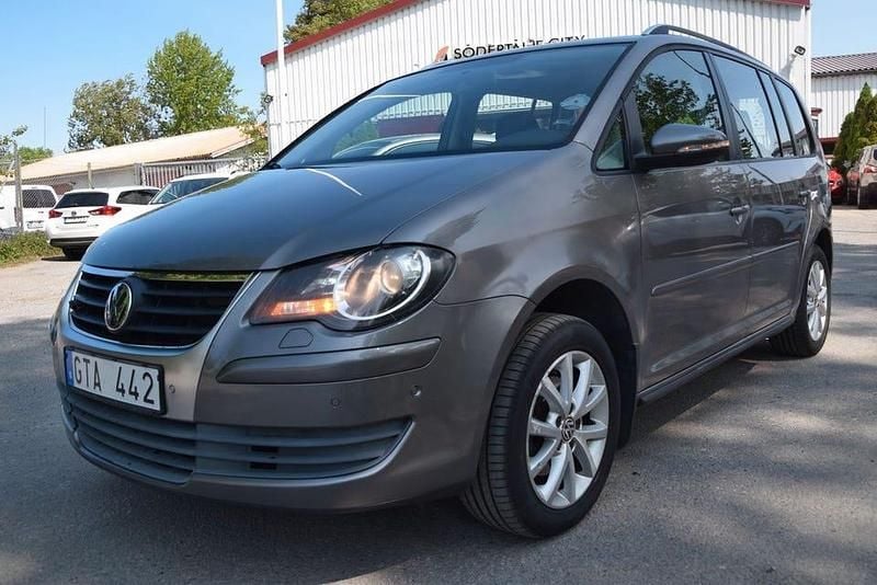 Mörkgrå Begagnad 2010 VW Touran Trendline Minibuss | 104 900 kr (Marknadspris) - Bild 1/4