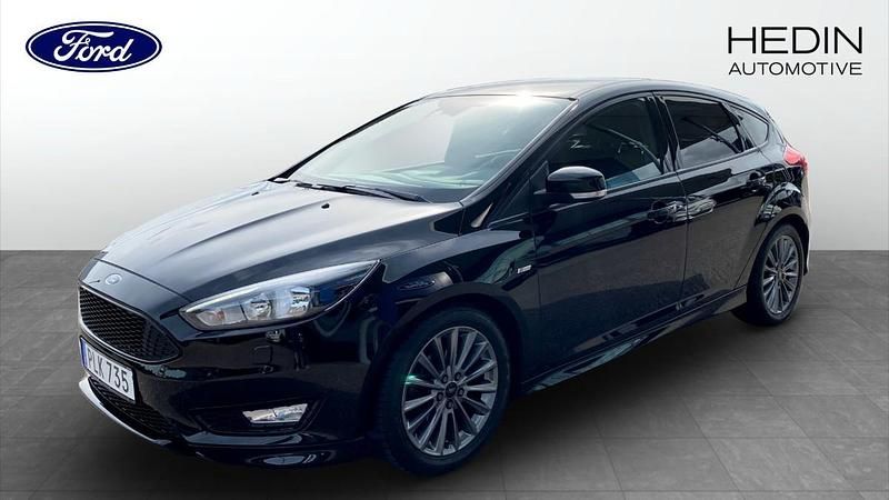 Svart (black) Begagnad 2017 Ford Focus ST-Line Halvkombi | 154 900 kr (Dyr) - Bild 1/4