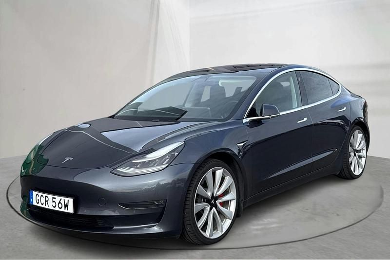 Grå Begagnad 2019 Tesla Model 3 Sedan | 238 000 kr (Marknadspris) - Bild 1/4