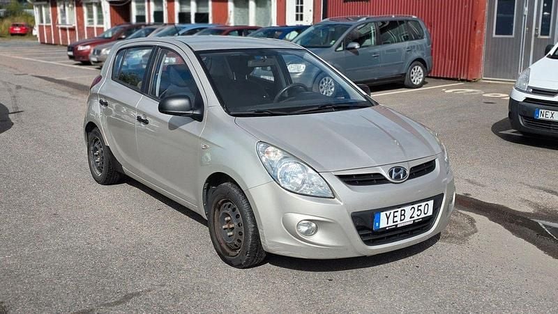 Ljusgrå (grå) Begagnad 2010 Hyundai i20 Select Halvkombi | 19 900 kr (Bra pris) - Bild 1/4